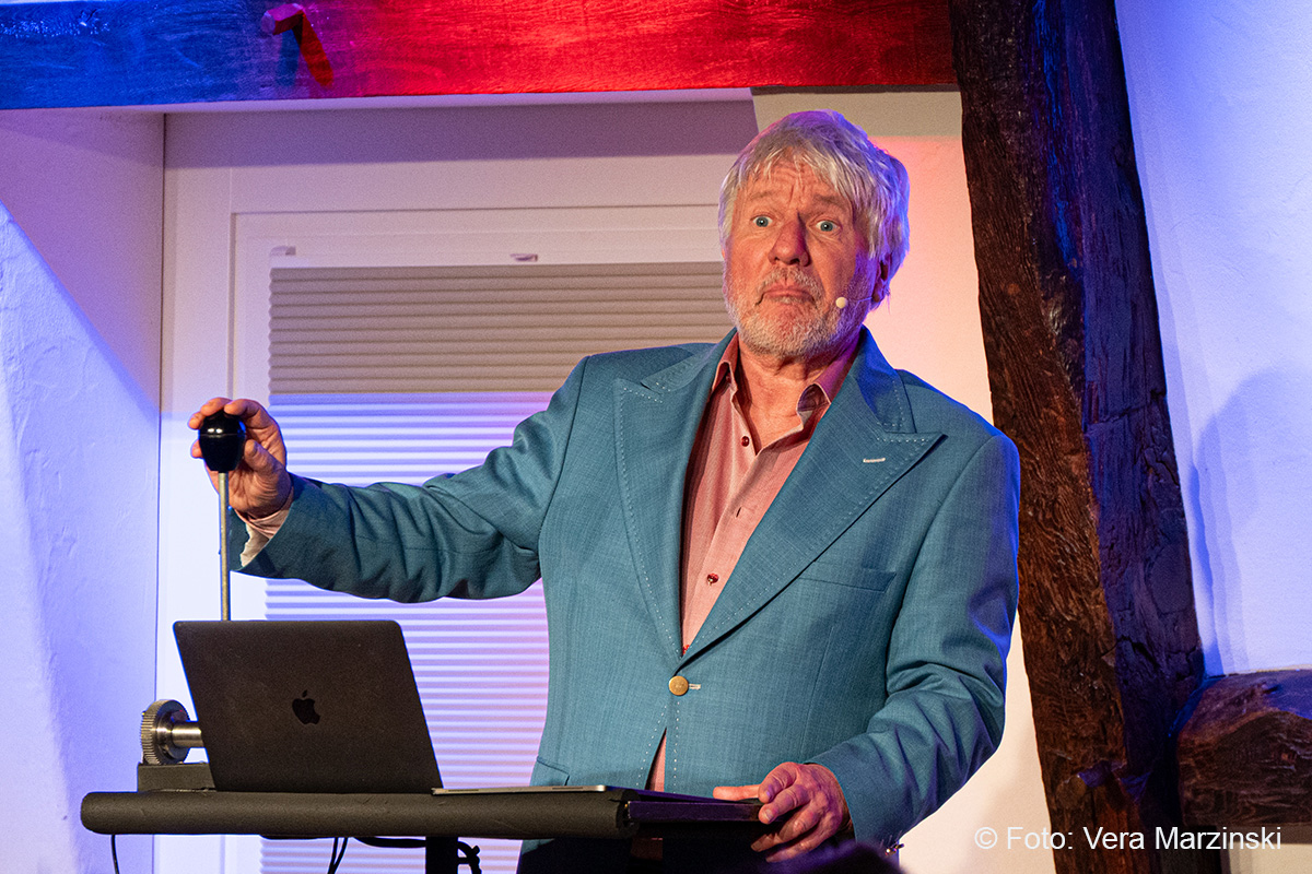 „Musikprofessor“ Jürgen Becker mit „Deiner Disco“ im Burghaus