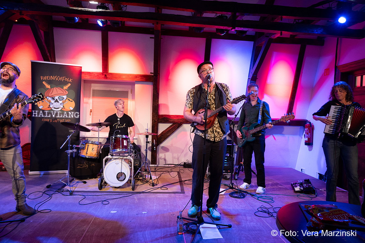Irische Pub-Musik trifft kölsche Mundart bei Halvlang