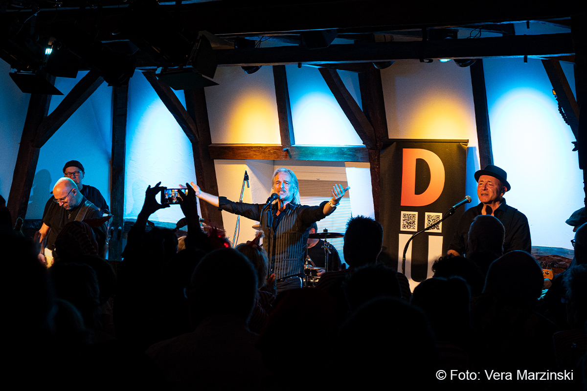 Viel „rut un wiess“ zum Karnevalsauftakt